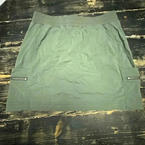 ATHLETA ARMY GREEN POCKETED SKORT SIZE 8 - Picture 4 of 6